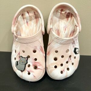CROCS Pink Marble w/2 Cat Charm Clogs. Kids 9